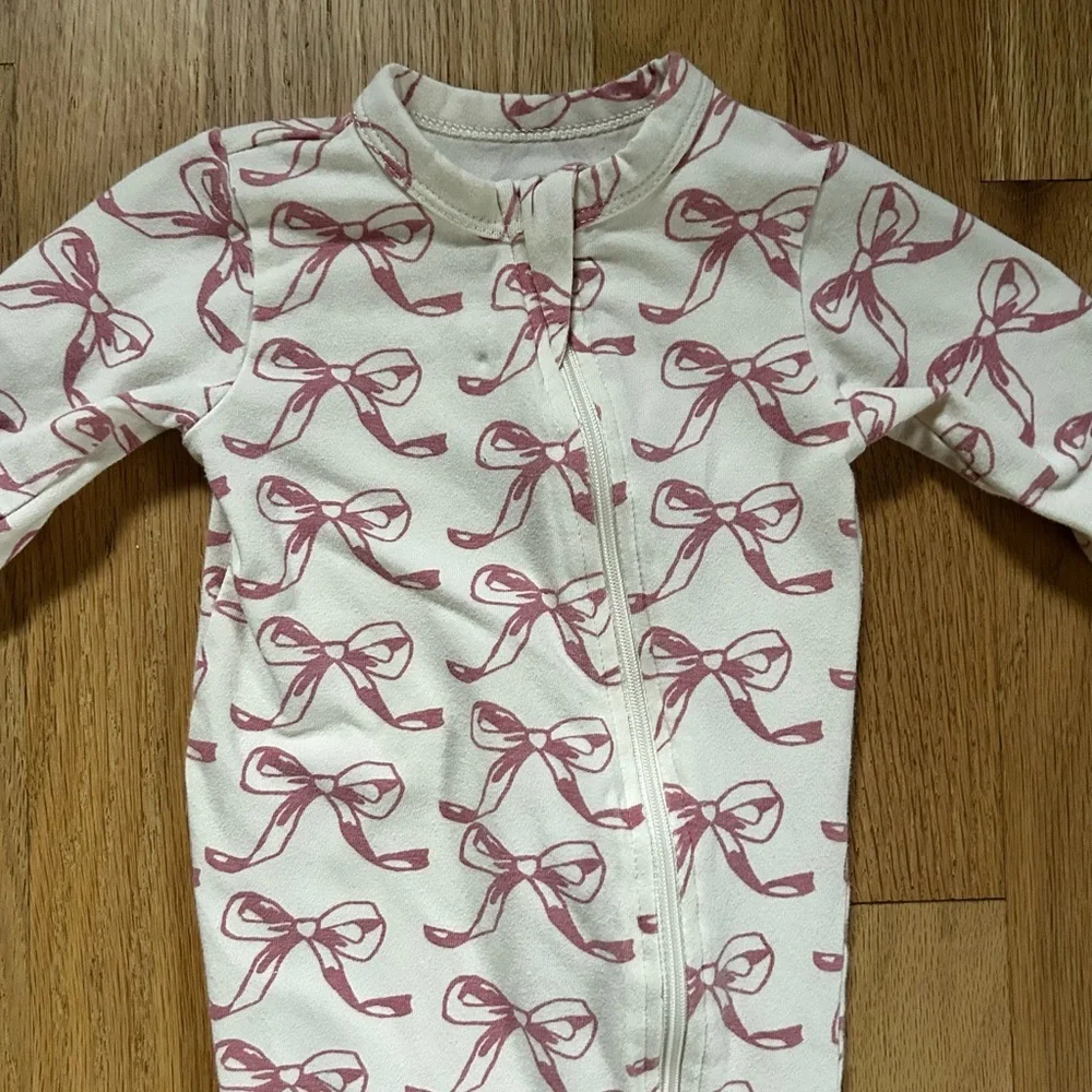 PINK CHICKEN pink bow sleeper zippy pajamas footless newborn baby size 0-3M